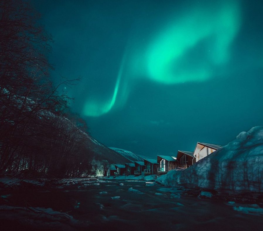 Hytter og caravanplasser på Tromsø Lodge & Camping i Tromsdalen, med Tromsdalstinden i bakgrunnen