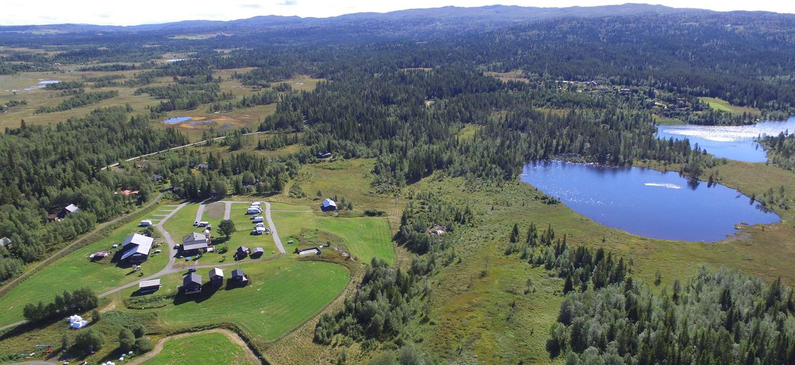 Oversiktsbilde av Tubbehaugen Camping på Golsfjellet med campingvogner, hytter og fjelllandskap