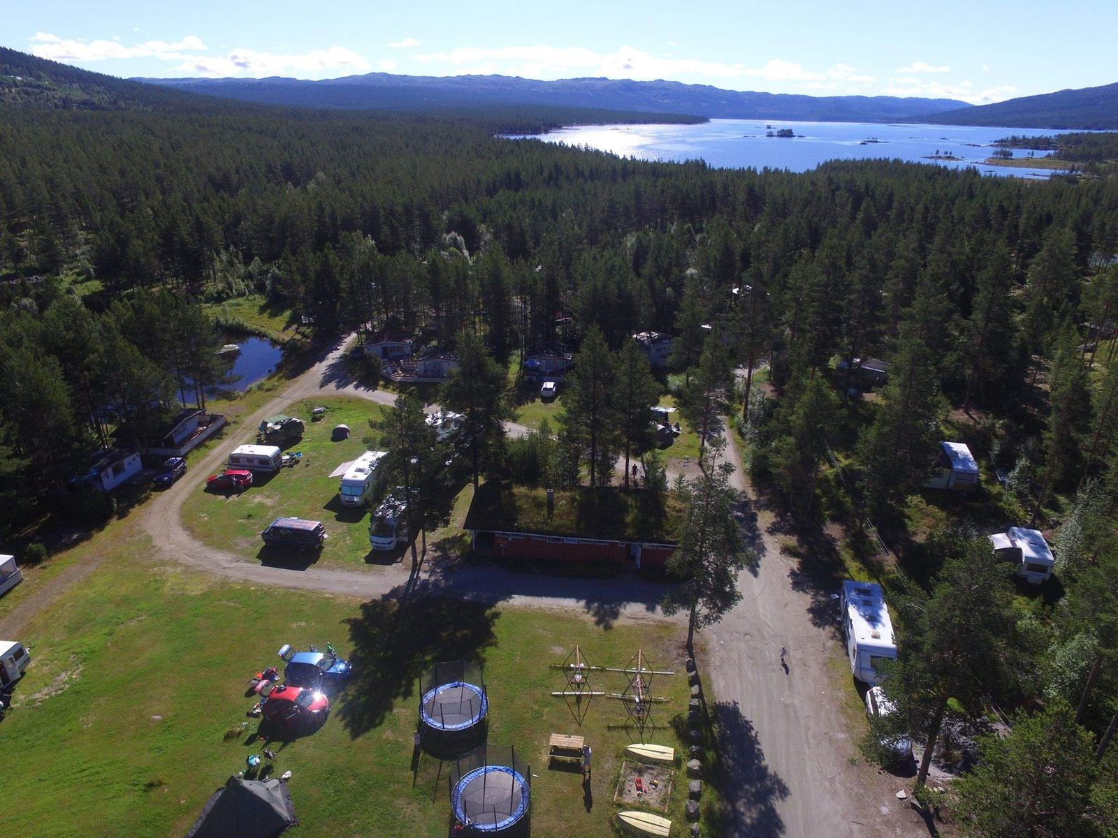 Tunhovd Familiecamping ved Tunhovdfjorden med bobiler, hytter og fjellandskap i Nore og Uvdal