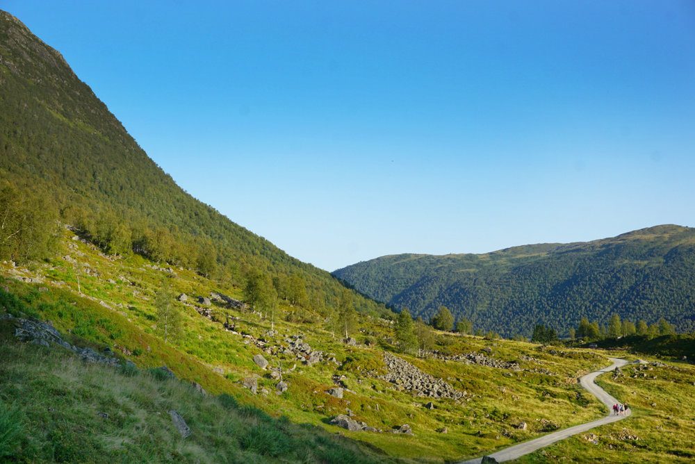Uteplassen Sogndal – omgivelser og natur ved plassen