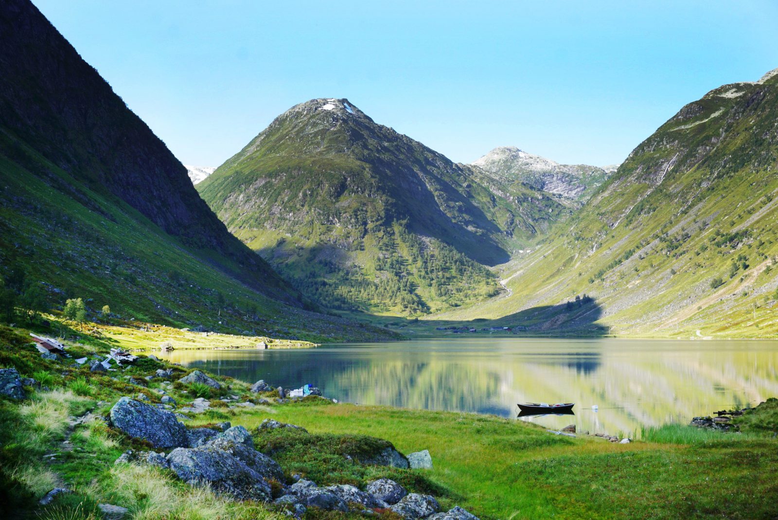 Uteplassen Sogndal med hytter og campingplasser på gårdstun i Sogndalsdalen ved Fv211