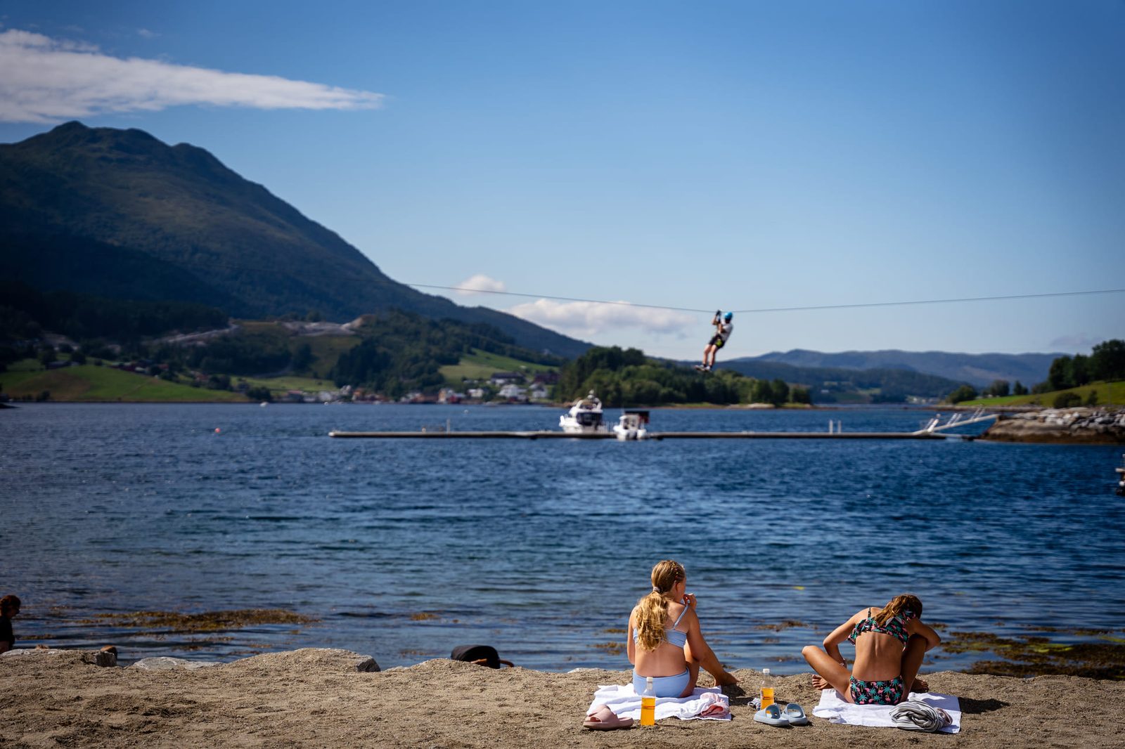 Valsøytunet ved Valsøyfjorden i Heim kommune med historiske trebygg og kystlandskap