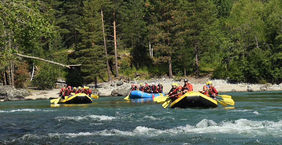 Rafting-flate pa Gudbrandsdalslagen utenfor Varphaugen camping ved Sjoa