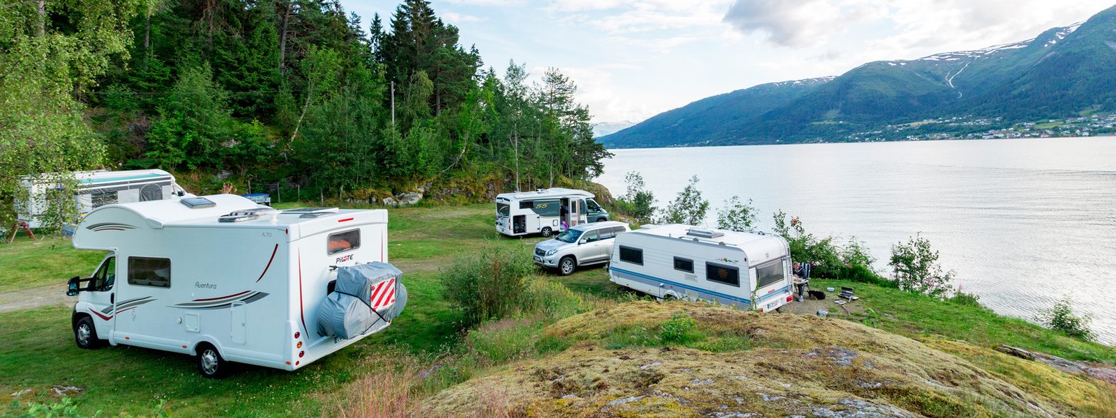 Veganeset Camping ved Sognefjorden i Dragsvik med fjord og fjellsider i bakgrunnen