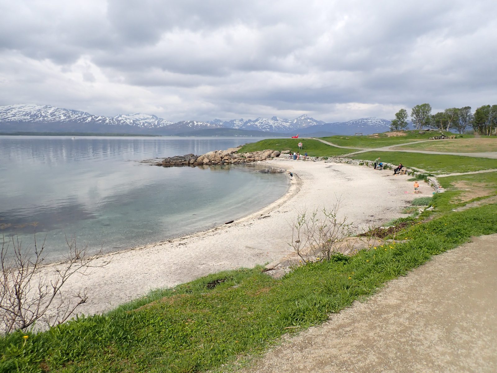 Publikum i Telegrafbukta under Bukta Tromsø Open Air Festival med fjell og sjø i bakgrunnen