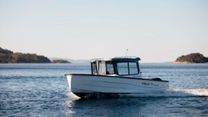 Sjarker og fiskebåter samlet i Svolvær havn under VM i Skreifiske med Lofotveggen i bakgrunnen