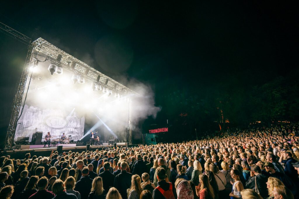 Konsertpublikum på Marinen i Trondheim under Pstereo-festivalen med Nidarosdomen i bakgrunnen