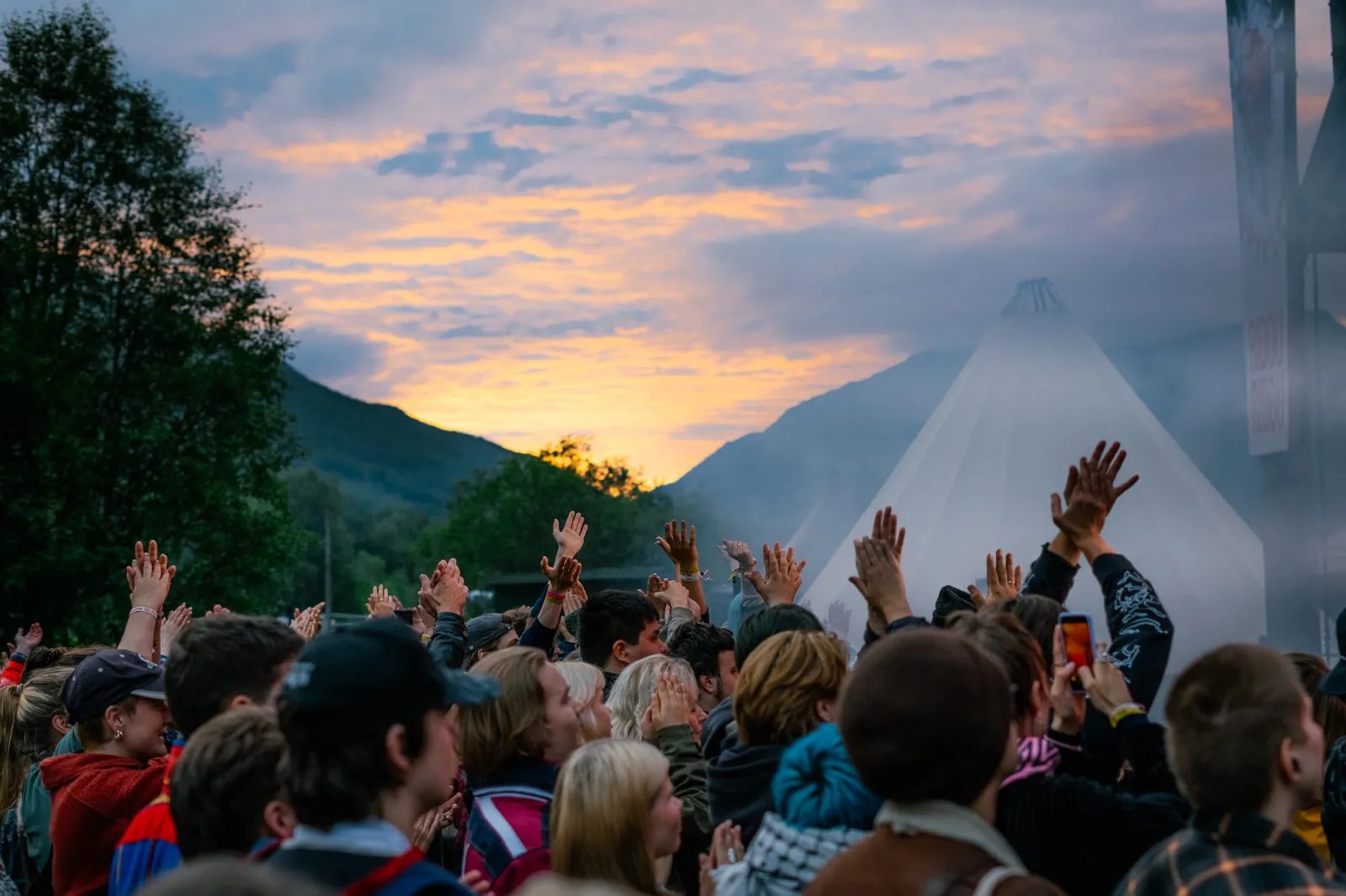 Festivalpublikum og lavvu under Riddu Riđđu i Manndalen