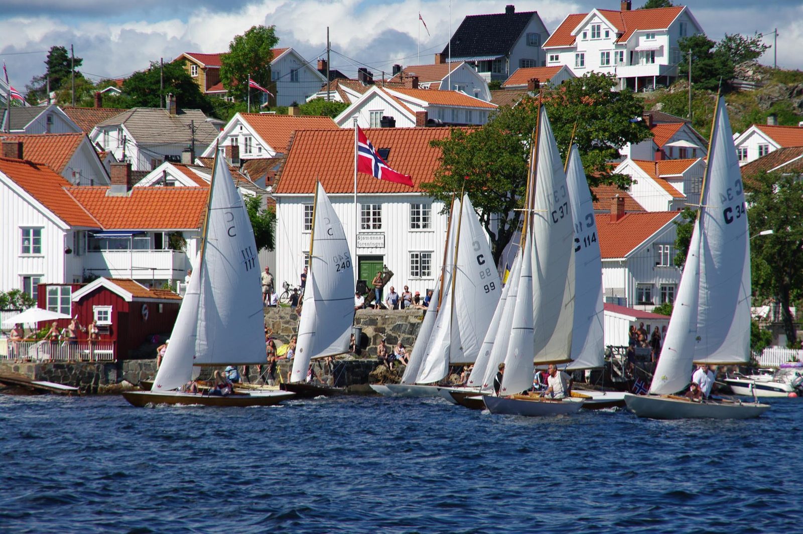 Trebåter og seilskuter i Risør gjestehavn under Trebåtfestivalen