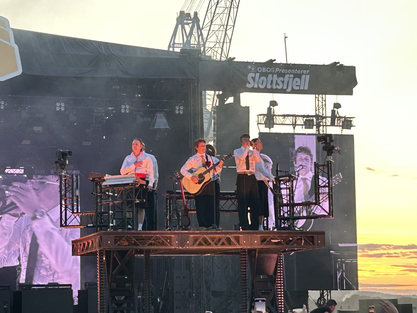 Konsertpublikum foran scene på Slottsfjellfestivalen på Kaldnes-verftet i Tønsberg