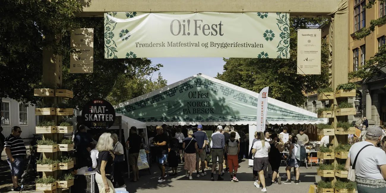 Trøndersk Matfestival på Torvet i Trondheim med utstillertelt og folkemengde foran Domkirken