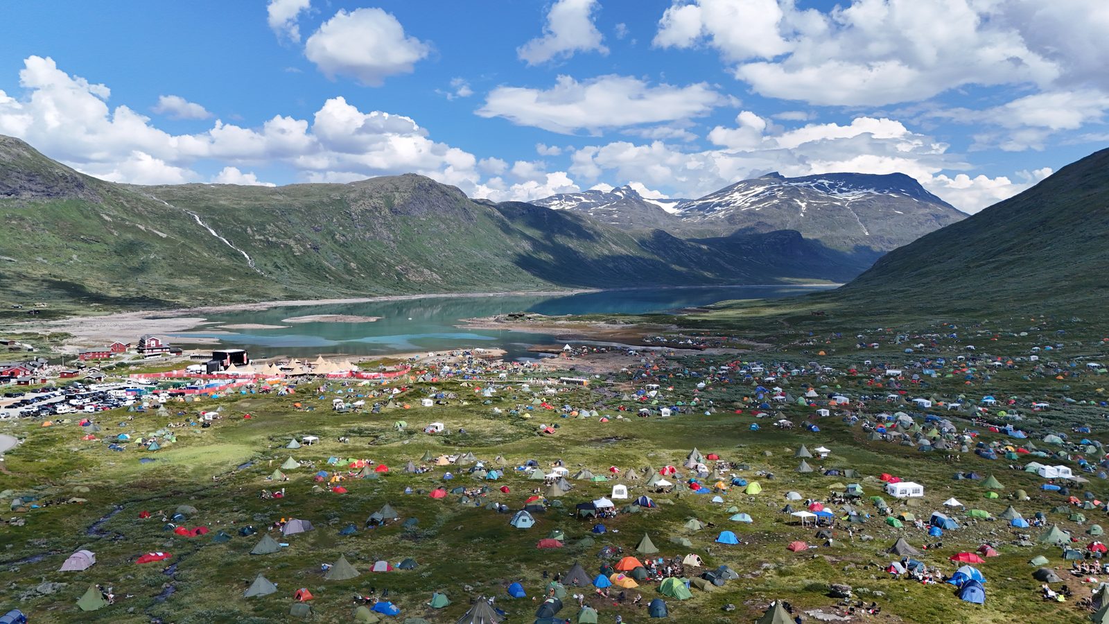 Festivalpublikum på Eidsbugarden ved Bygdin under Vinjerock i Jotunheimen