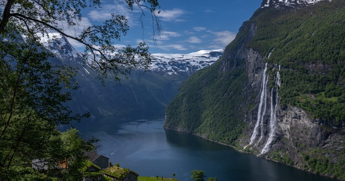 De Syv Søstre stuper i sju parallelle fall ned i Geirangerfjorden ved Knivsflå