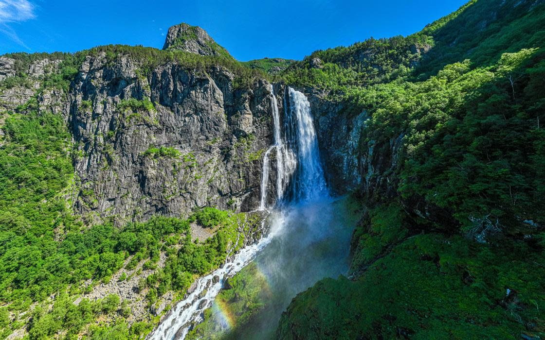 Feigumfossen i fritt fall 218 meter ned mot Lustrafjorden i Luster kommune
