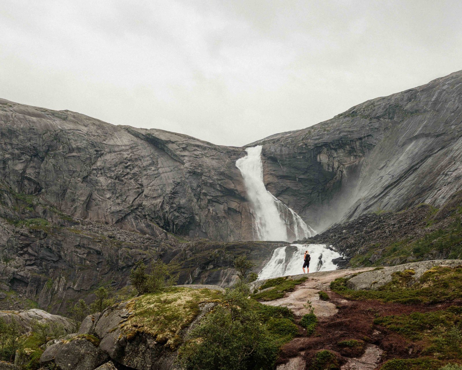 Søtefossen i Husedalen stuper 246 meter ned fjellveggen mot Kinso-elva i Kinsarvik