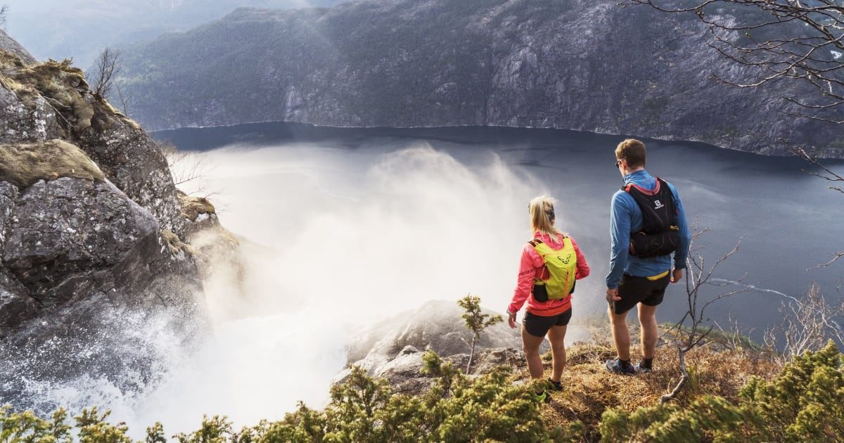 Langfoss stuper 612 meter i ett strekk ned bratt fjellside mot Åkrafjorden langs E134