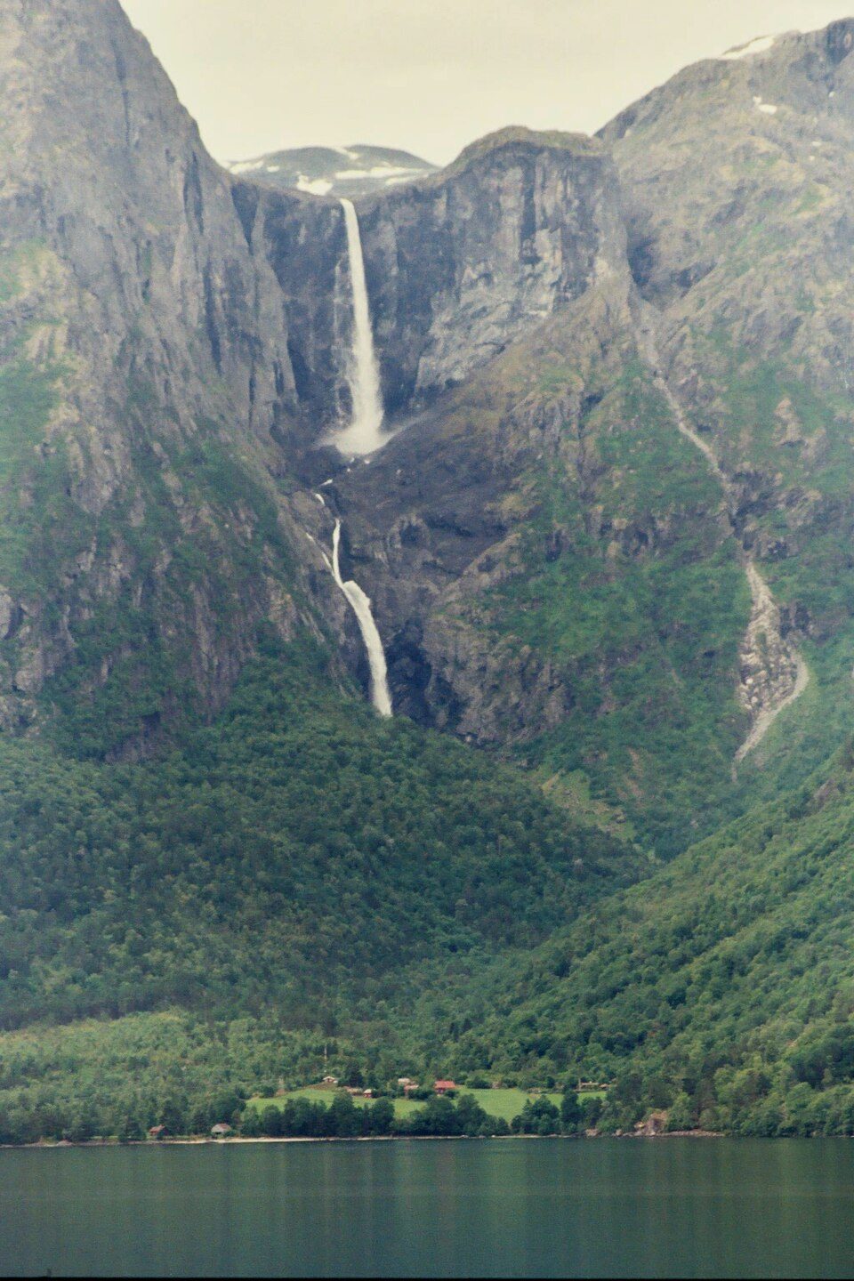 Mardalsfossen stuper i flere trinn ned mot Eikesdalsvatnet i Møre og Romsdal