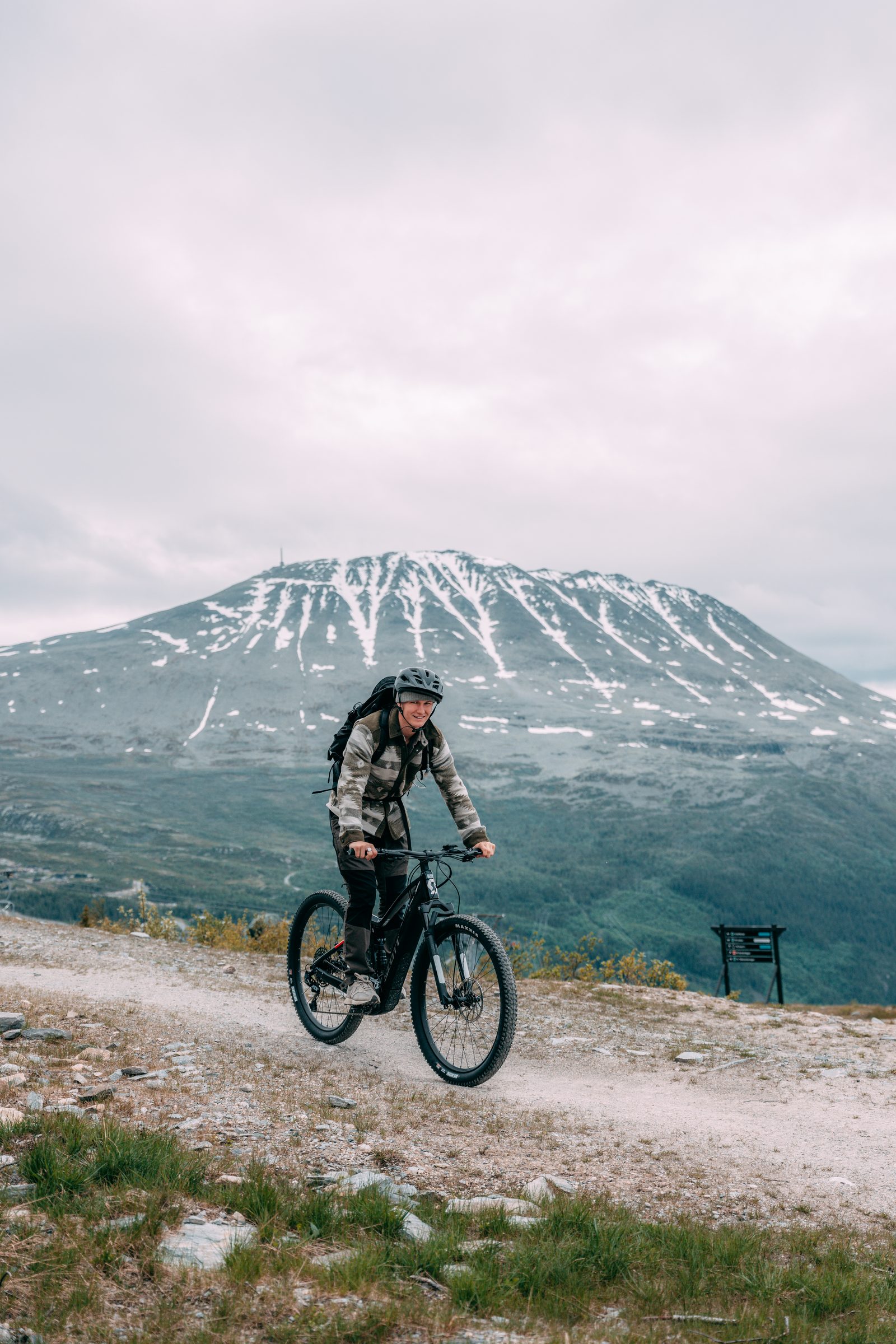 Rjukanfossen stuper ned i det trange Maristugjuvet med Vestfjorddalens bratte fjellsider og Gaustatoppen i bakgrunnen