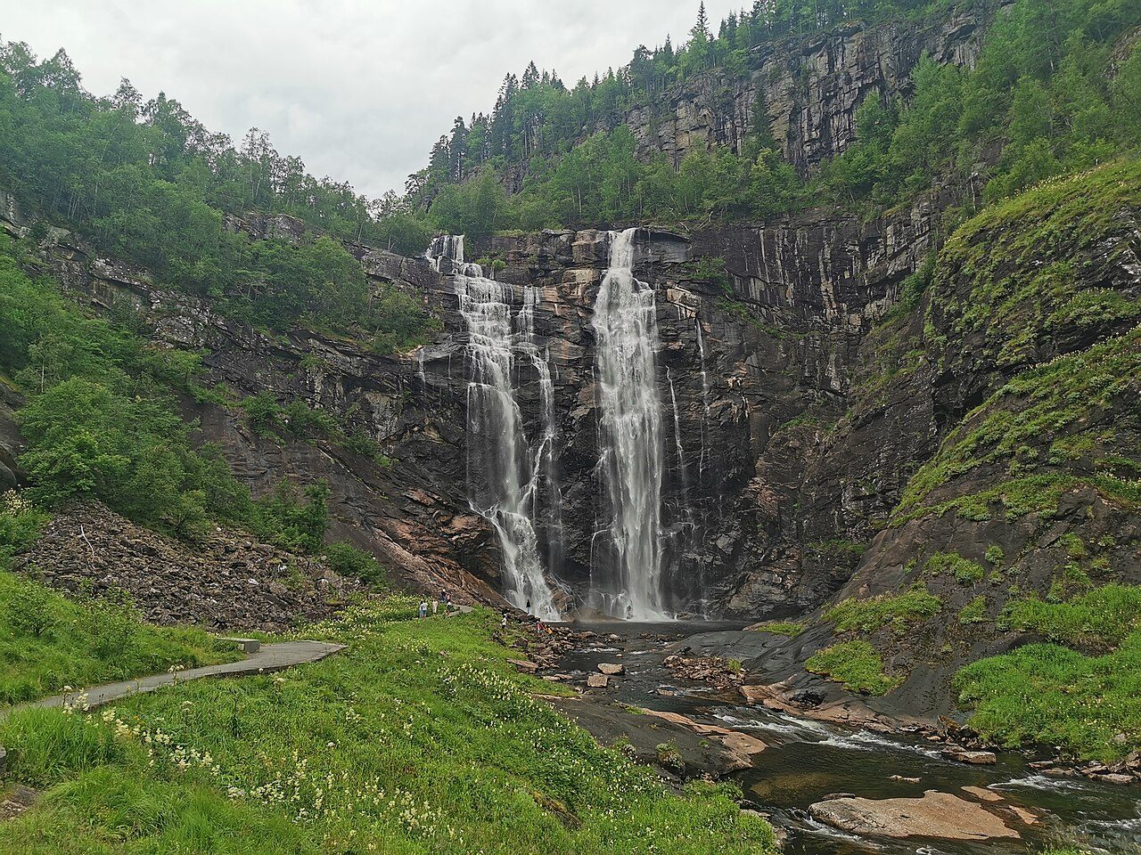 Skjervsfossen med to trinn ned fjellsiden og utsiktsplattform i forgrunnen