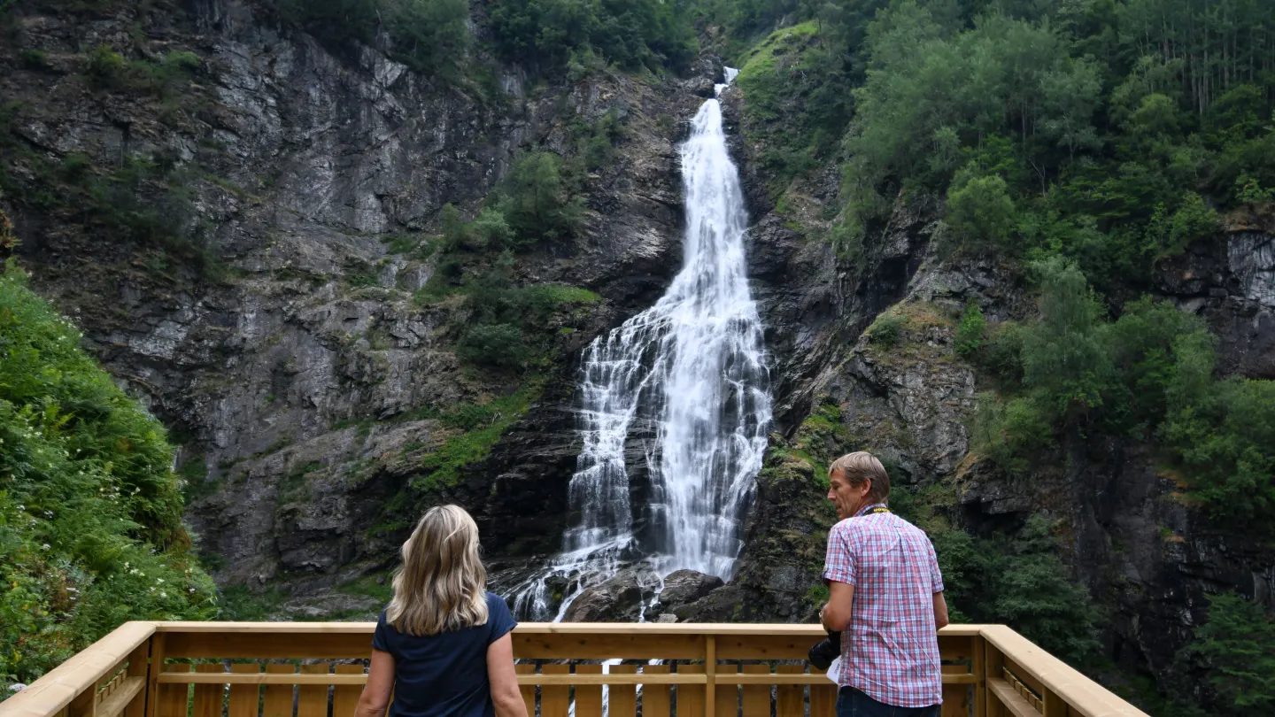 Stalheimsfossen styrter 126 meter ned i Nærøydalen sett fra Stalheim Hotell