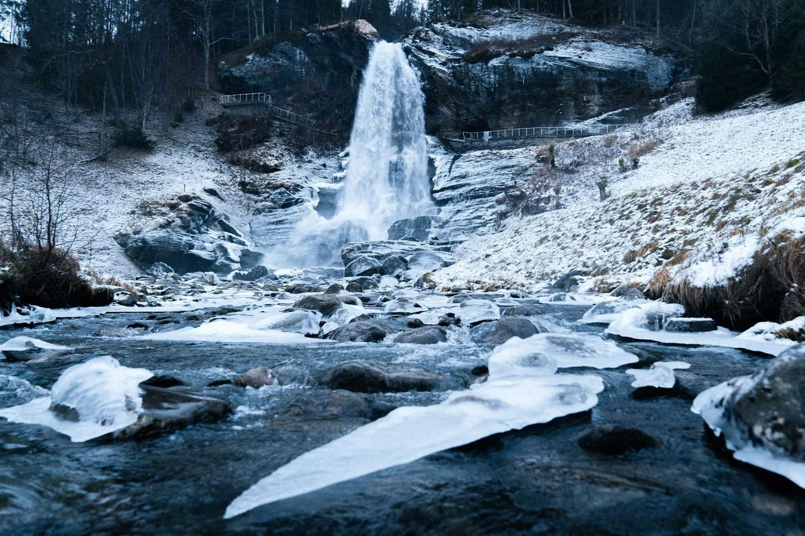 Steinsdalsfossen sett fra gangstien som går bak fossegardinen ved Norheimsund i Hardanger
