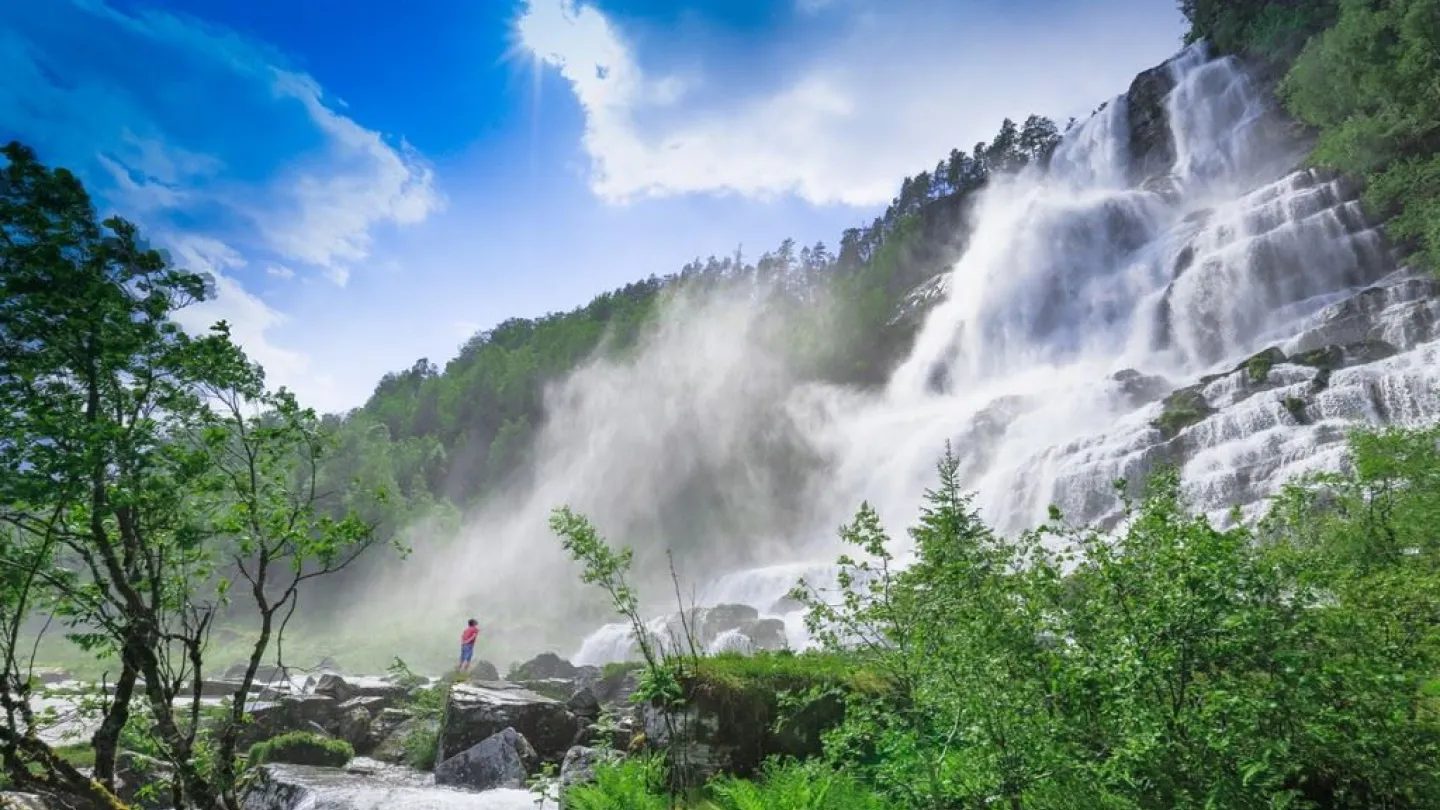 Tvindefossen styrter ned mosegrodd bergvegg ved E16 i Voss kommune