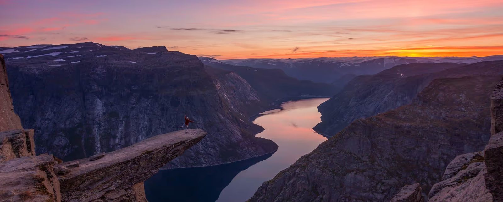 Tyssestrengene foss i fjellveggen øst for Tyssedal sett fra Trolltunga-stien