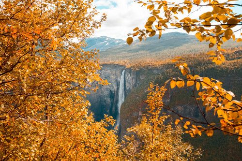 Vettisfossen stuper 275 meter loddrett ned i Utladalen omkranset av Jotunheimens fjellsider