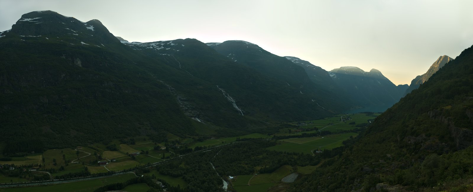 Panoramautsikt over Oldedalen med grønne lier og fjell i Stryn, Vestland