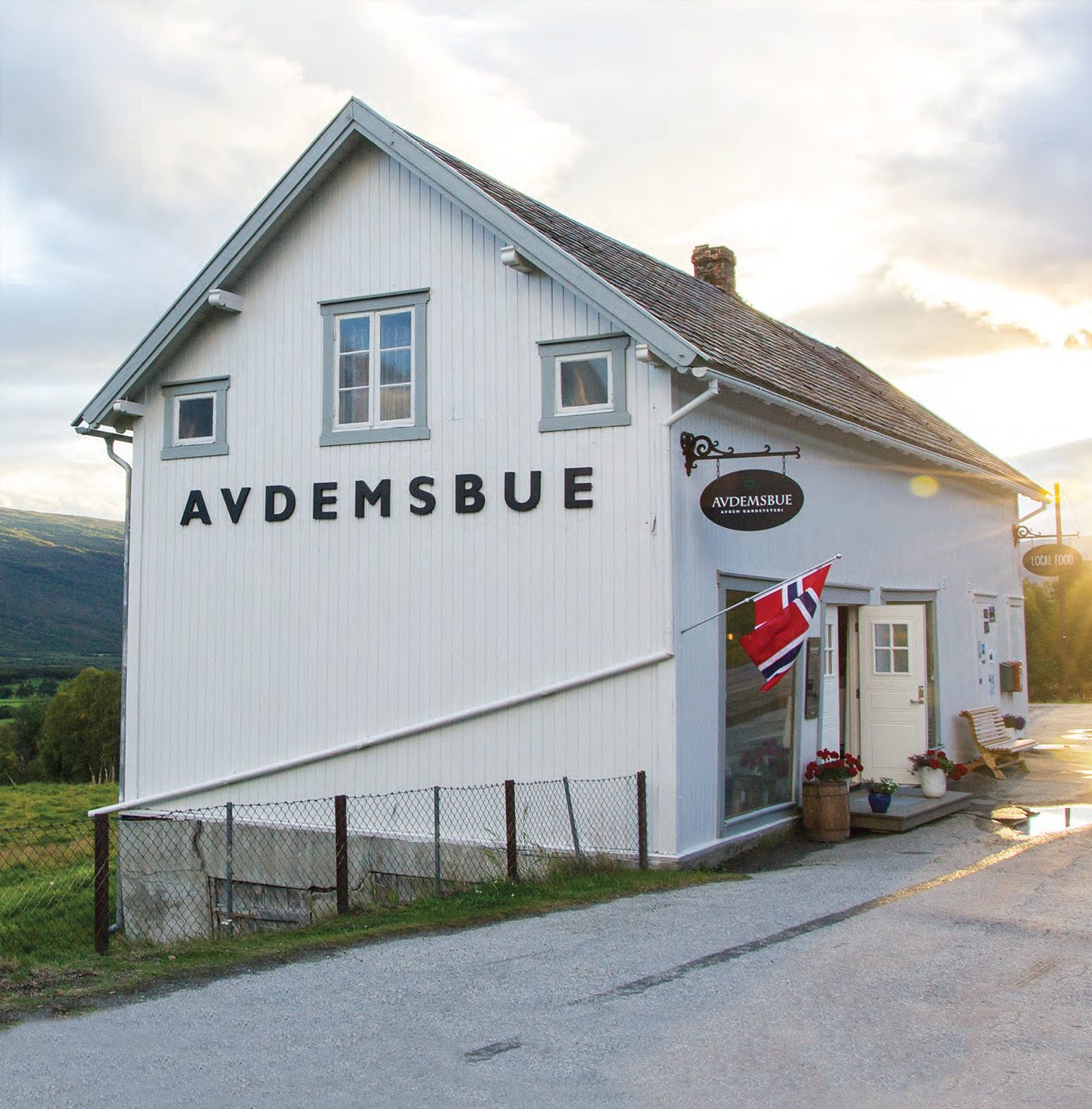 Avdem Gardsysteri på 600 moh i Lesja med prisvinnende fjelloster