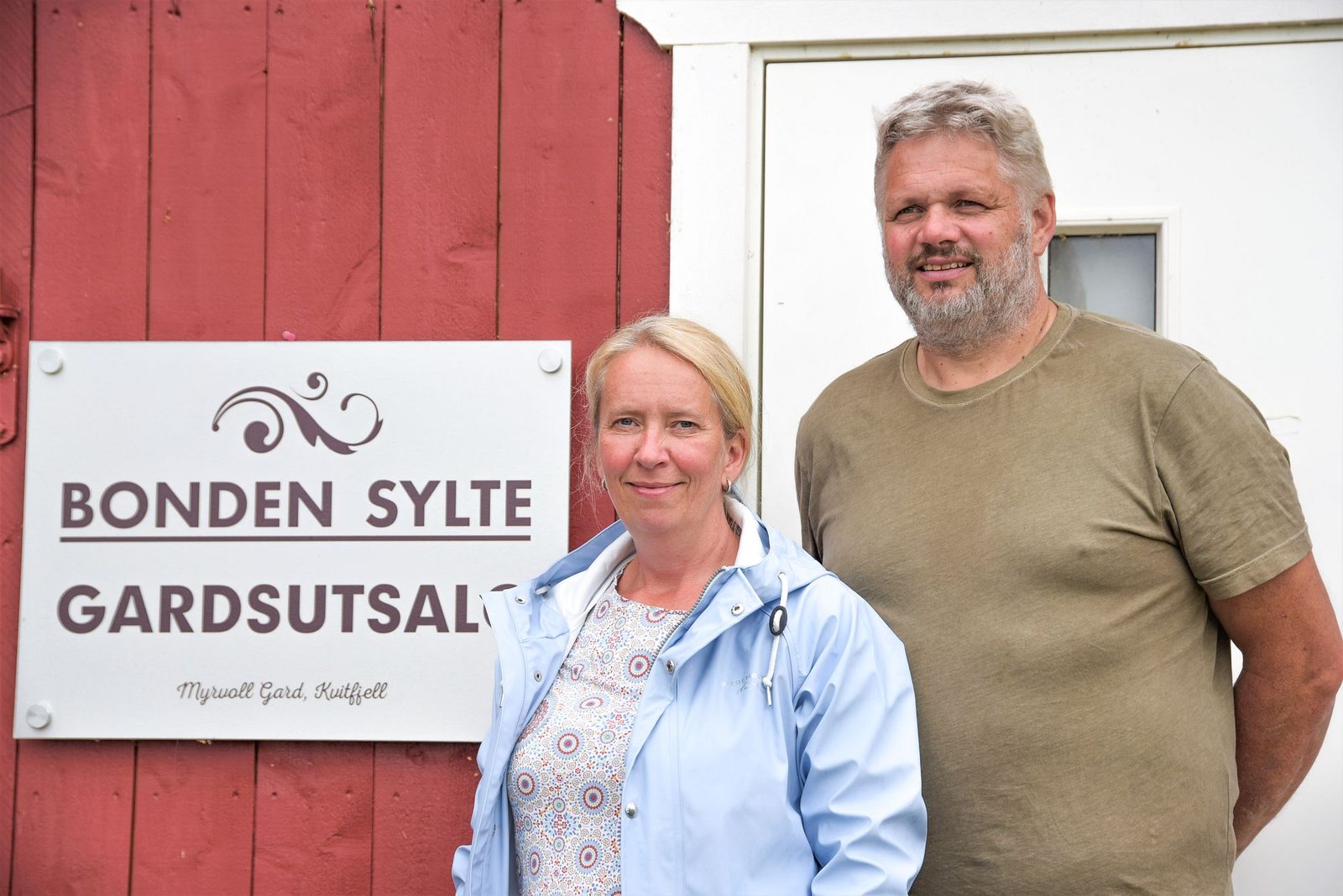Bonden Sylte gårdsutsalg med storfe og utegris i Fåvang i Ringebu