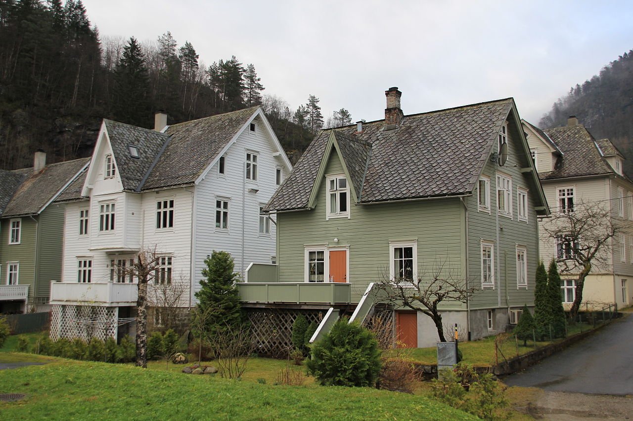 Fasaden til Evanger Landhandleri langs E16 ved Bolstadfjorden i Voss herad