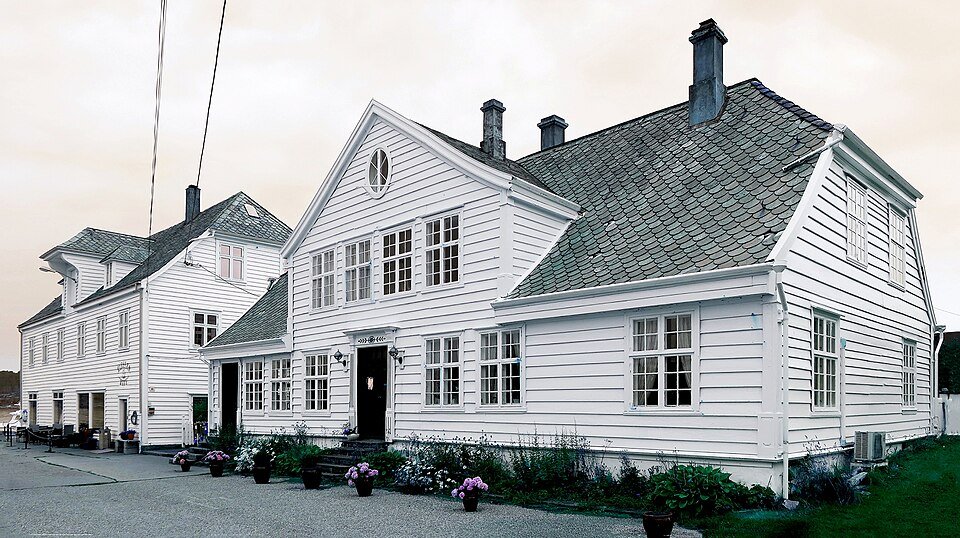 Glesvær Kafe i den freda 1925-bygningen på handelsstaden Glesvær i Øygarden med brygge og gjestehavn