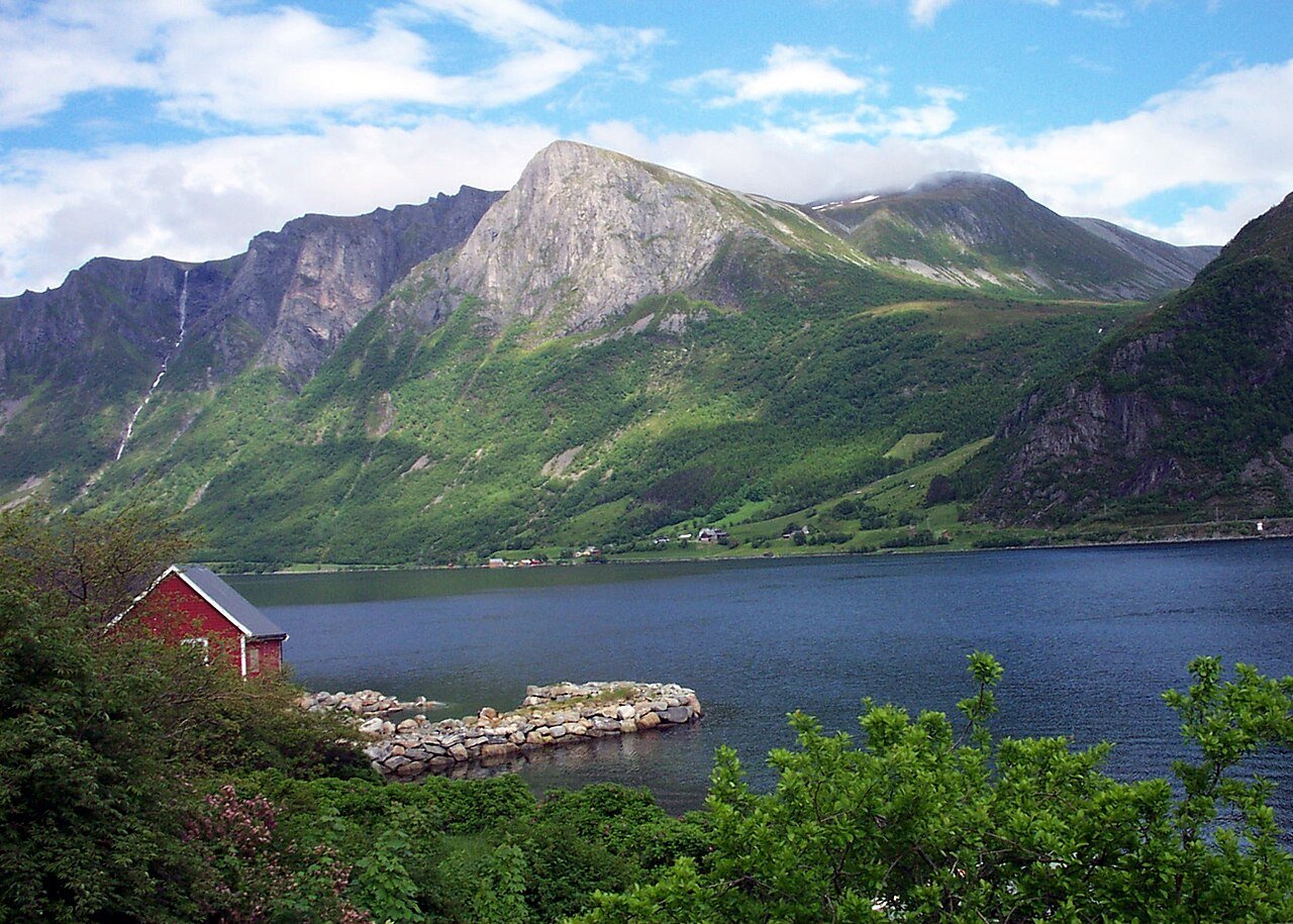 Hakallegarden opplevingsgard i Vanylven på Sunnmøre med dyr, gardsbutikk og campingplass ved fjøra