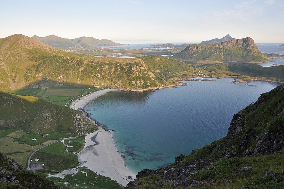 Den ombygde låven Høystålet ved Stamsund på Vestvågøy huser Lofoten Wool og er omgitt av fjord og fjell