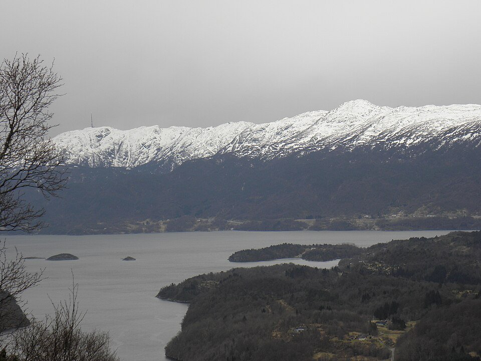 Gårdsscene fra Myrdal Gård på Tysnes i Vestland