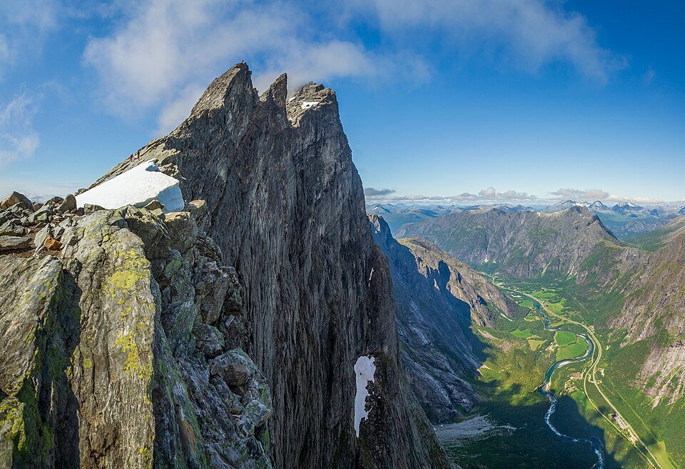 Tunet på Nora Gård ved foten av Norafjellet i Åndalsnes med Raumaelva og Romsdalseggen i bakgrunnen