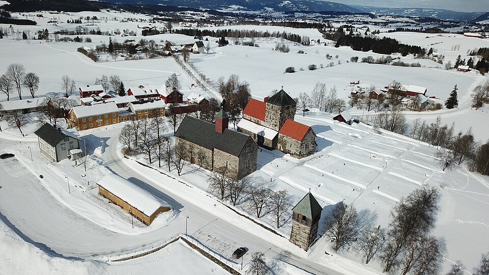 Gårdsutsalg på Raknerud Gård i Gran på Hadeland med poteter, jordskokk og rotgrønnsaker fra Innlandet