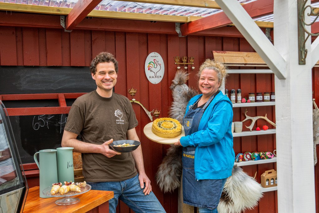 Refsnes Matglede med hagekafé og gårdsbutikk ved fergeleiet på Refsnes i Kvæfjord, Troms