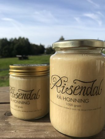 Honningkrukker fra Risendal Gård i tillitskasse ved veien på Hadeland 440 moh
