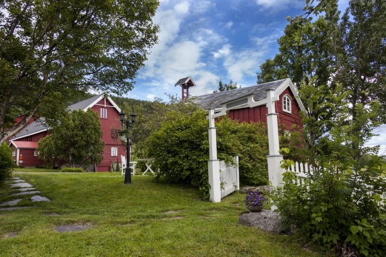 Hovedbygningen på Røkenes Gård i Trøndelag-stil fra ca. 1750 ved sjøen i Bergsvågen vest for Harstad