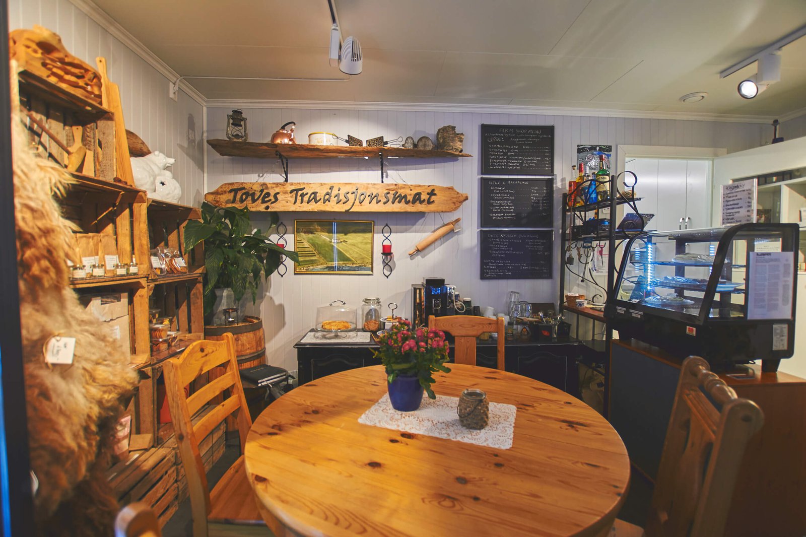 Toves Tradisjonsmat med hagekafé og lavvo i Vikran på Malangshalvøya i Troms