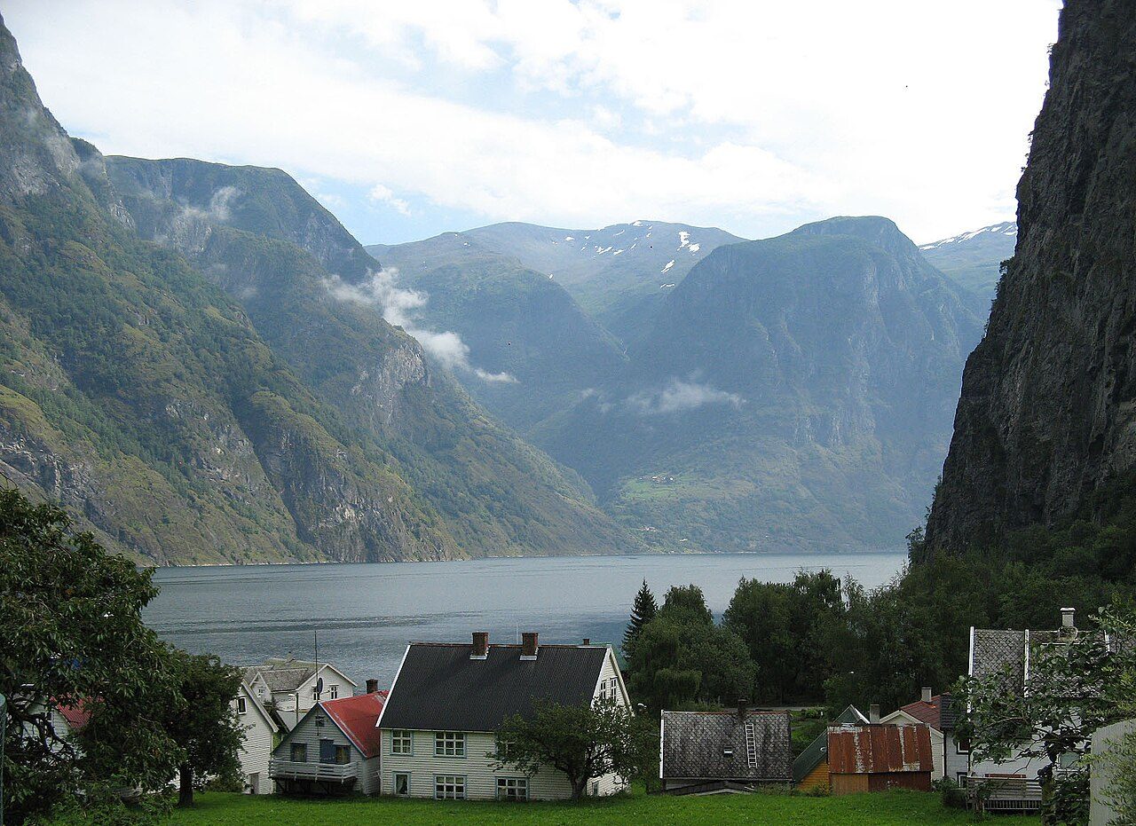 Undredal Stølsysteri ved Aurlandsfjorden med stavkirke og geiter på beite i fjordbygda