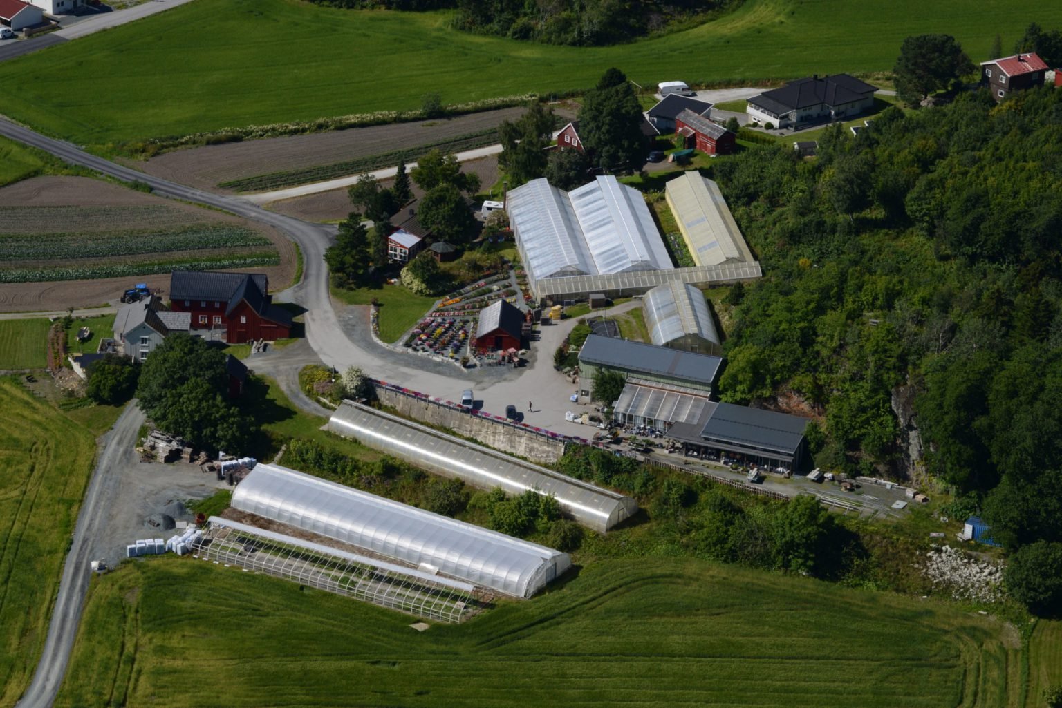 Ystgård Gartneri i Inderøy med veksthus, sommerblomster og gårdsbutikk