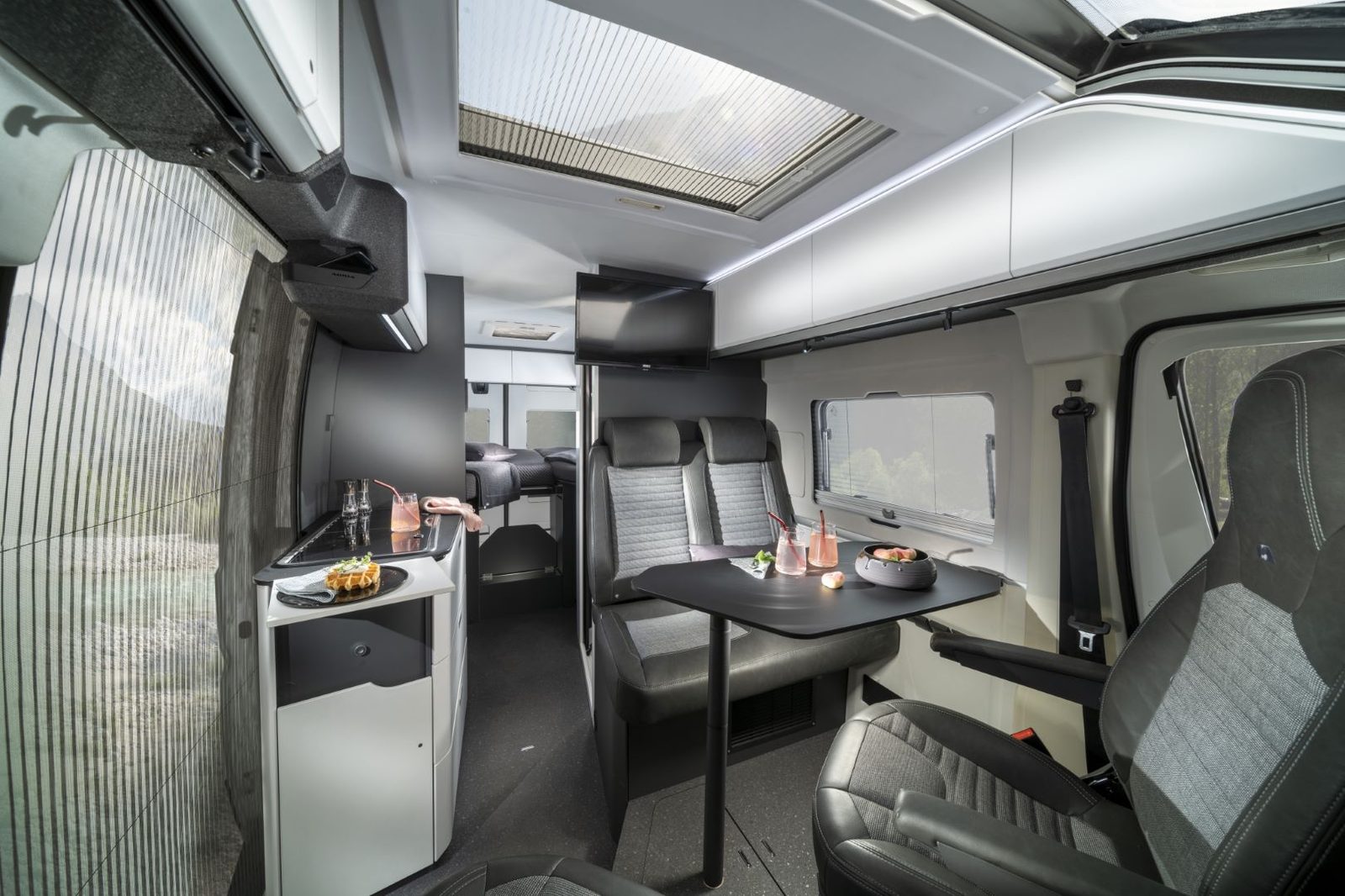 Adria Twin Supreme 640 SLB campervan-interiør med åpen planløsning og Duplex-bad