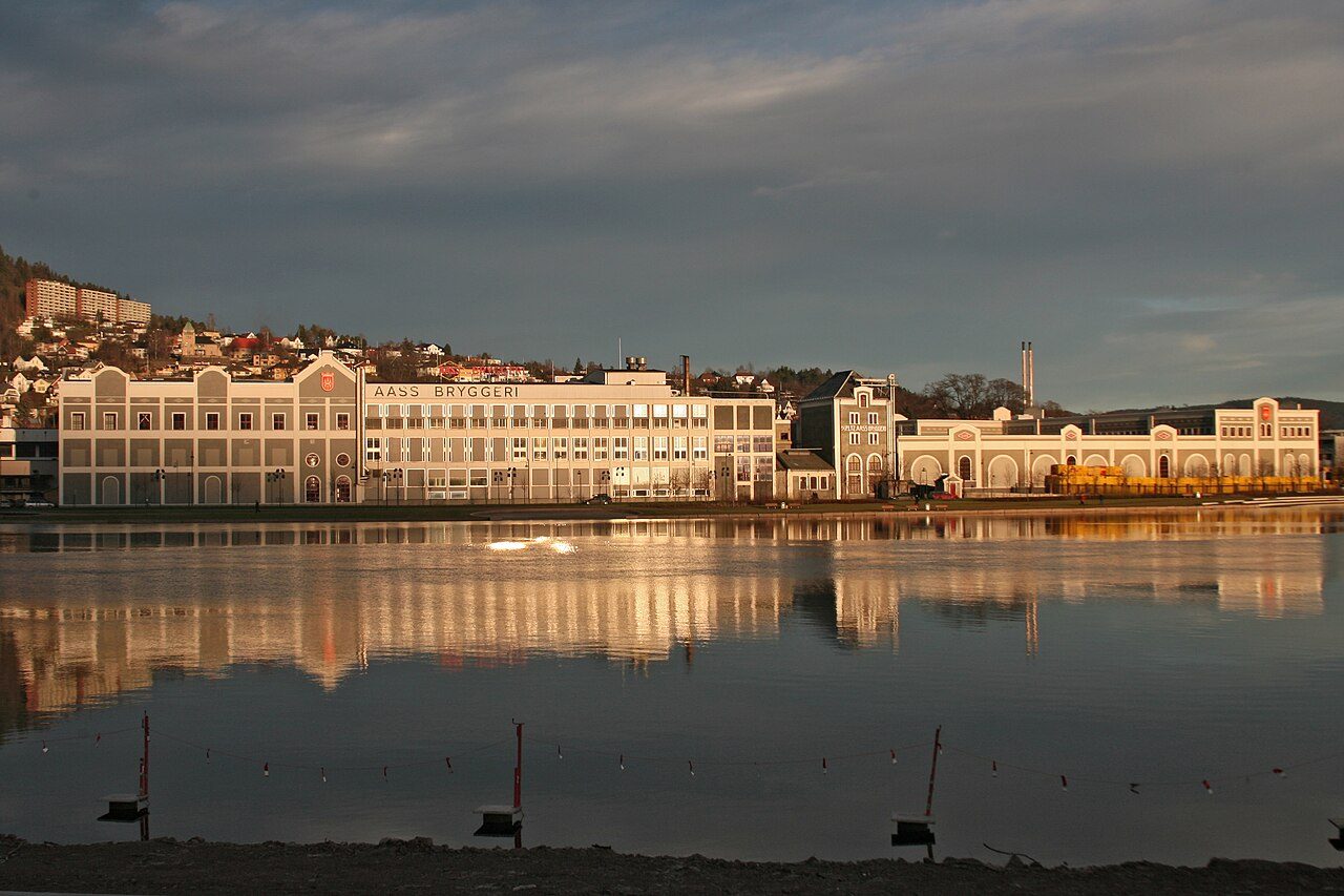 Aass Bryggeri sin røde teglsteinsfasade i Ole Steens gate på Bragernes i Drammen sentrum