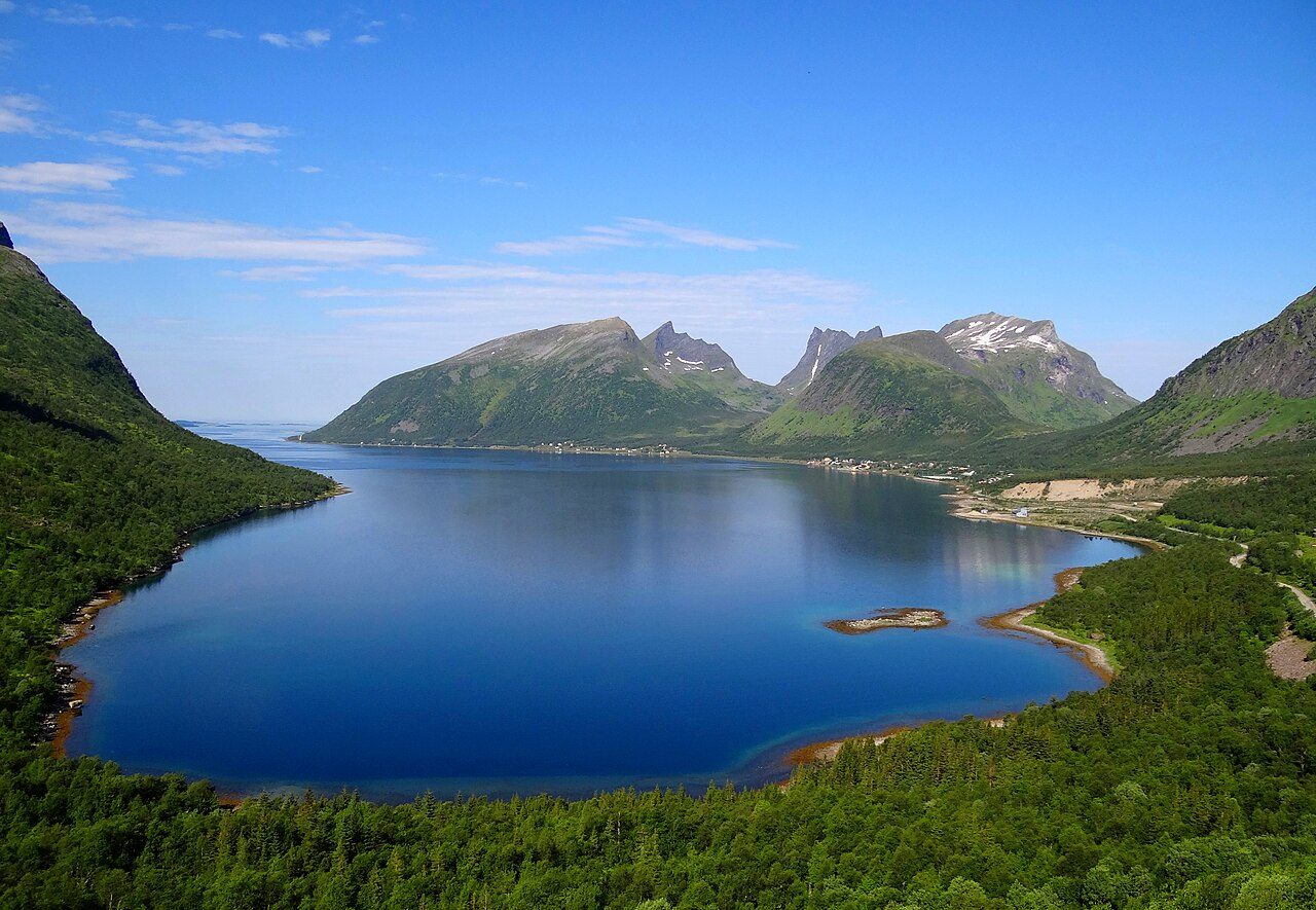 Bjerk på Senja restaurant i Bergsbotn med utsikt mot Bergsfjorden og Senja-alpene