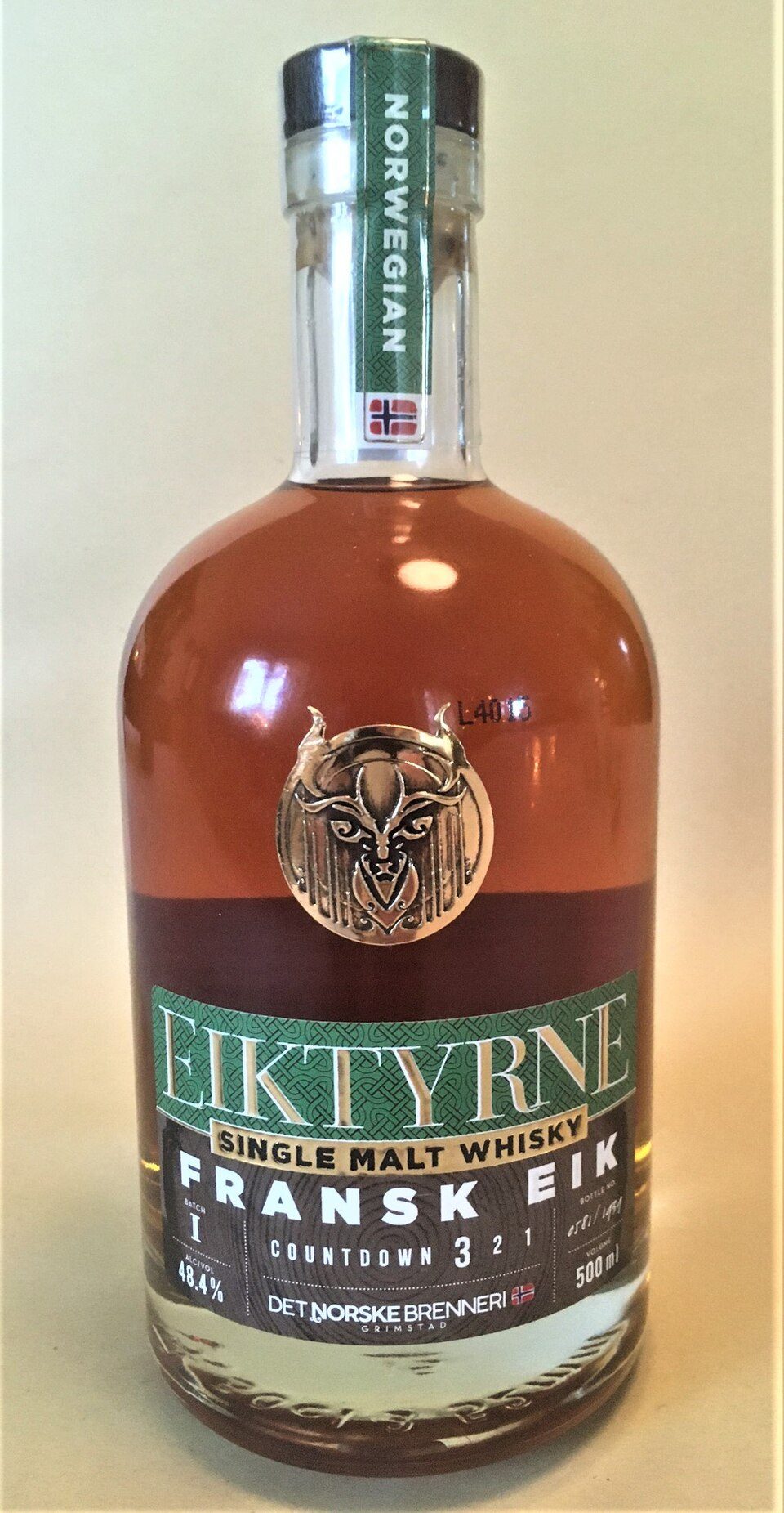 Det Norske Brenneri i Grimstad med kobberkjeler og fat for akevitt og gin