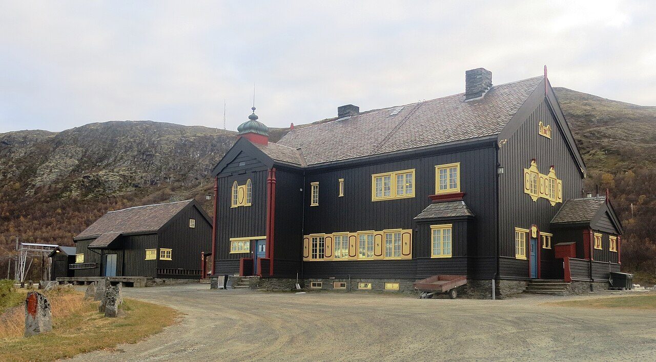 Hjerkinn Fjellstue på Dovrefjell med tradisjonsbygg og fjellandskap
