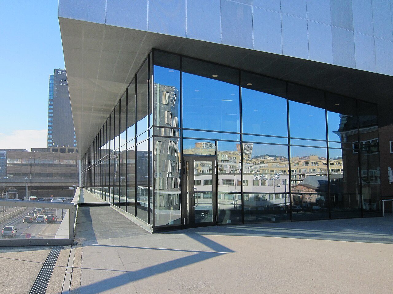 Maaemo restaurant i Dronning Eufemias gate 23 i Bjørvika Oslo med moderne fasade